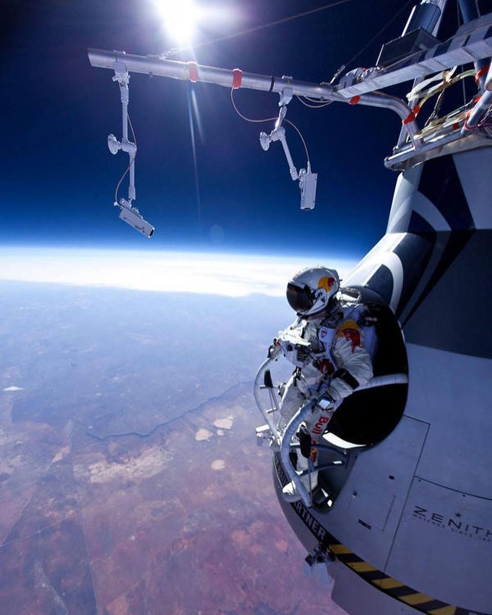 ZoneAstronomy03's tweet photo. Austrian Felix Baumgartner has become the first skydiver to go faster than the speed of sound, reaching a maximum velocity of 833.9mph (1,342kmh). https://t.co/qpwE11SSRC