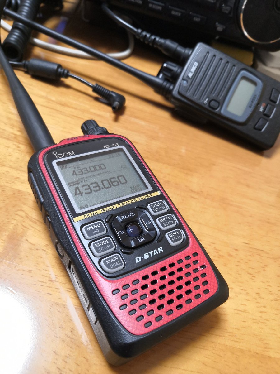 jg3air's tweet photo. 中古でゲット。前モデルの機種ですが十分使えそうです。取説と格闘中です。
#ID51plus2 #アイコム #ICOM #DSTAR https://t.co/v7kkwRYGvk