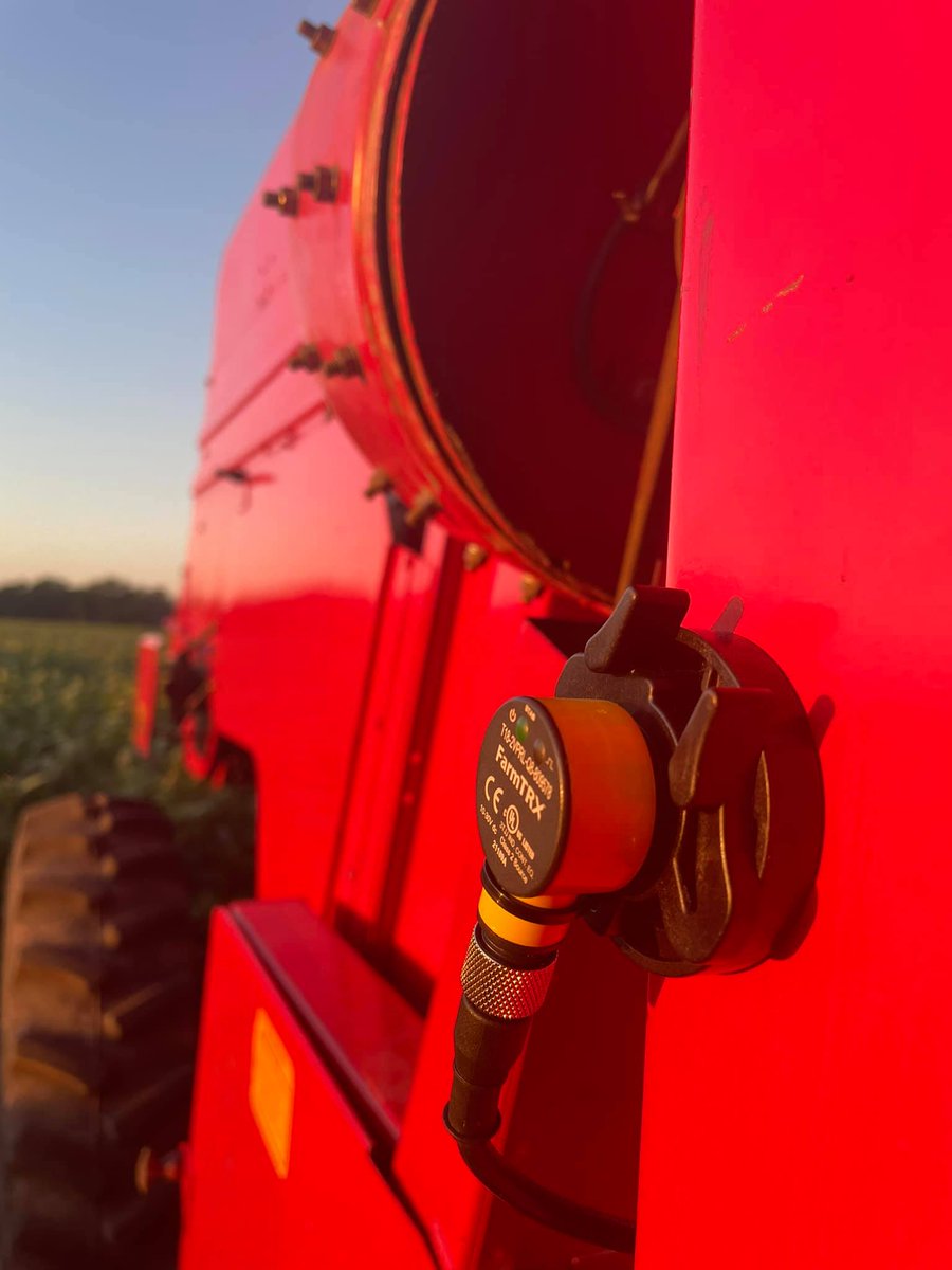 FarmTRX's tweet image. Check out Cody Giess' install of the FarmTRX Yield Monitor on a Massey Ferguson 860 - a combine chosen by him to test out the retrofit ability of the monitor, including running @FieldView from the cab.