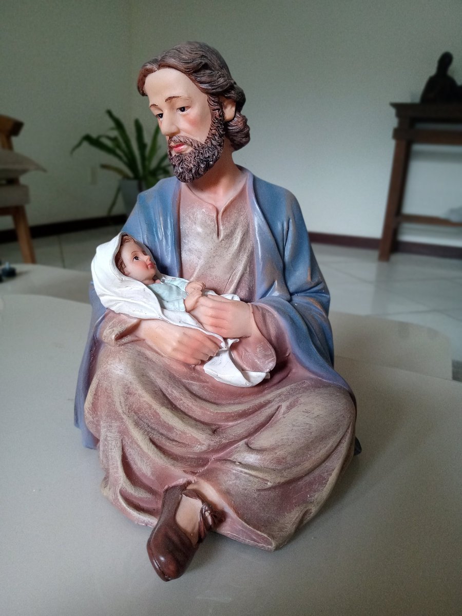 acatmarie's tweet photo. "Ó São José, eu nunca me canso de contemplar-Vos com Jesus adormecido nos vossos braços. Não ouso aproximar-me enquanto Ele repousa junto do vosso coração. Abraçai-O em meu nome, beijai por mim o seu delicado rosto e pedi-Lhe que me devolva esse beijo quando eu exalar o meu https://t.co/MTzfzR7jpt