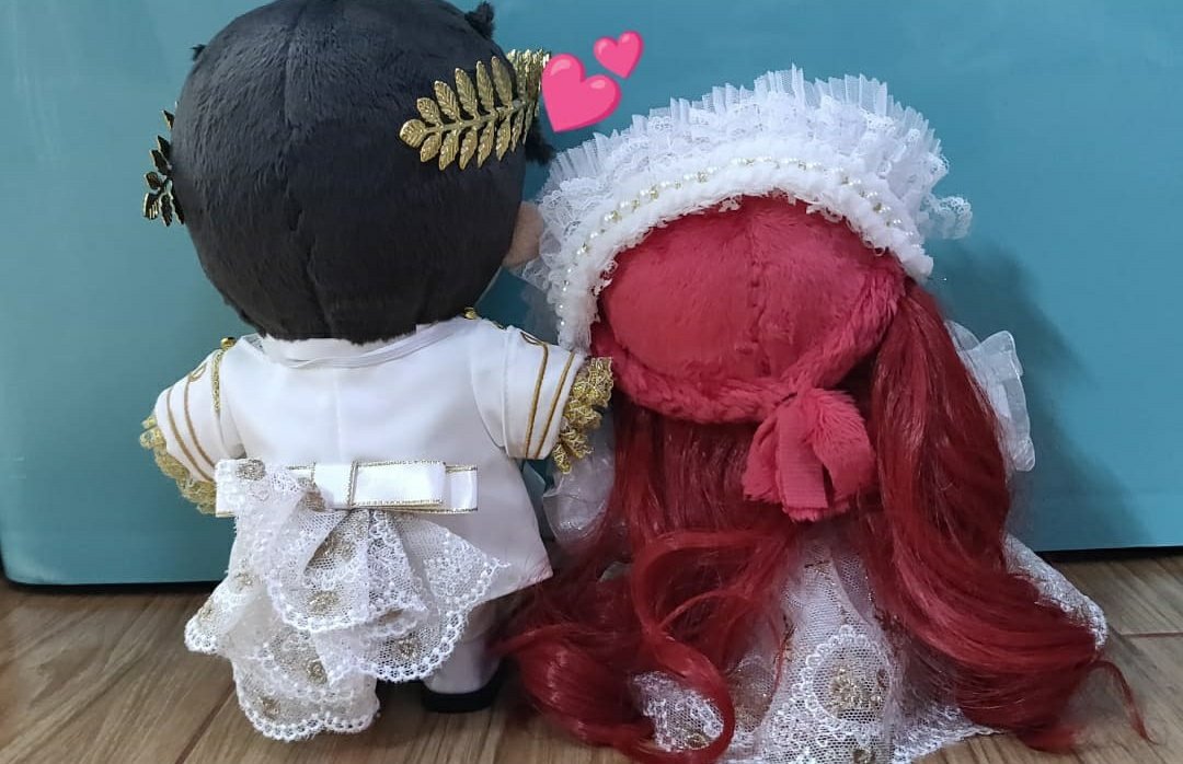 kchanck's tweet photo. Finally got my UTOT Plush doll!!!
Riftan is too macho, I had a hard time just to get him dressed 🤣 
The outfit was originally for 20cm Plush, it is kinda loose on Maxi but she still looks gorgeous 💖
#undertheoaktree #在橡樹下 #상수리나무아래
Outfit name"維多利亞的贊歌" https://t.co/lOTrHu3B8Q