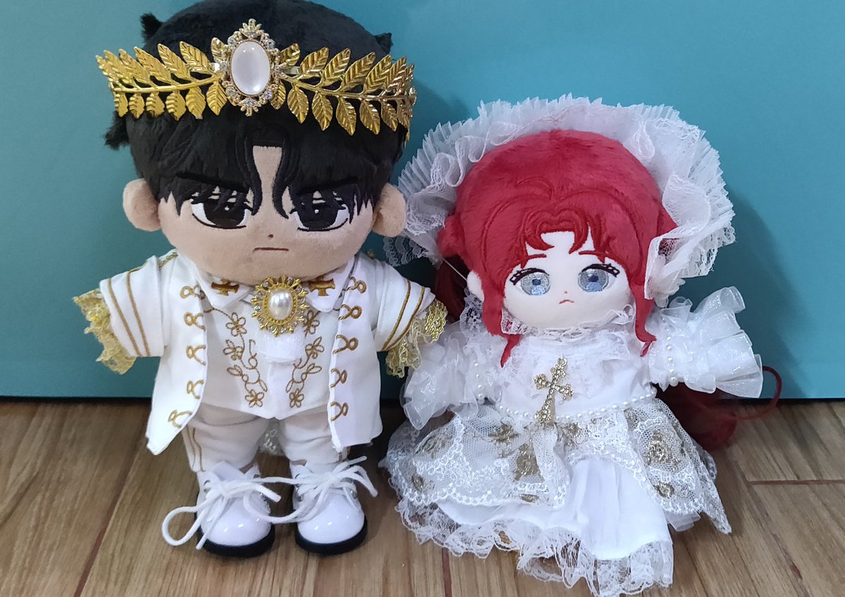 kchanck's tweet photo. Finally got my UTOT Plush doll!!!
Riftan is too macho, I had a hard time just to get him dressed 🤣 
The outfit was originally for 20cm Plush, it is kinda loose on Maxi but she still looks gorgeous 💖
#undertheoaktree #在橡樹下 #상수리나무아래
Outfit name"維多利亞的贊歌" https://t.co/lOTrHu3B8Q