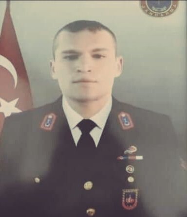 Tunceli Ovacık'ta çıkan çatışmada Jandarma Uzman Çavuş Burak Tortumlu (Erzurum) şehit düşmüştür. Başımız sağ olsun.

Kahrolsun PKK!
Kahrolsun HDP!