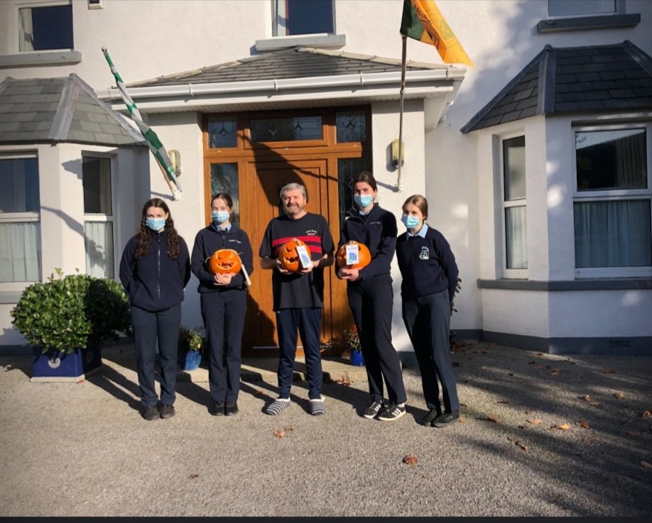VC_Art1's tweet image. ***COMMUNITY SPIRIT***
Our TY Community class @VirCollege successfully delivered thirty hand carved pumpkin with Ms.Tynan today to #localresidents in Virginia. Thank you @laura_mcevoy73 @SuperValuIRL for supplying the #pumpkins. Well done everyone 👏 #HalloweenSpirit #Kindness