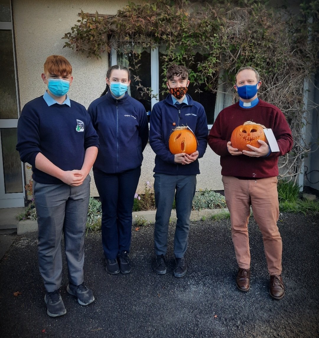 VC_Art1's tweet image. ***COMMUNITY SPIRIT***
Our TY Community class @VirCollege successfully delivered thirty hand carved pumpkin with Ms.Tynan today to #localresidents in Virginia. Thank you @laura_mcevoy73 @SuperValuIRL for supplying the #pumpkins. Well done everyone 👏 #HalloweenSpirit #Kindness