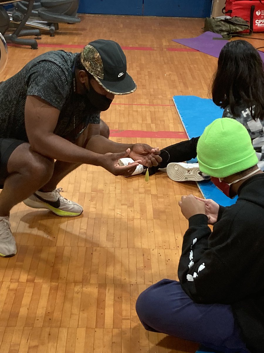 ACHS_Principal's tweet photo. MH students learning fishing knots in physical education class.  @ACPSHPE @ACMinnieHoward   #CreativePE https://t.co/962pAkbGyw