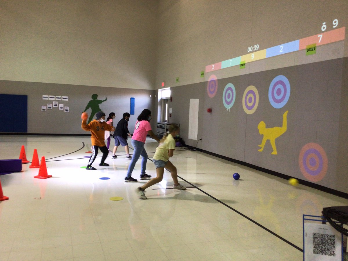 CoachWilliamsPE's tweet photo. Kiddos trying out the the Lu Projector.  You know it’s awesome when Ss come in before school to try it out.  Also, 1 of my 5th grade Ts had her class come in &amp; they loved it (including the teacher) #physed #edtech Thanks @PCSknox @BaileyBears05 https://t.co/w5gJIOQzYs