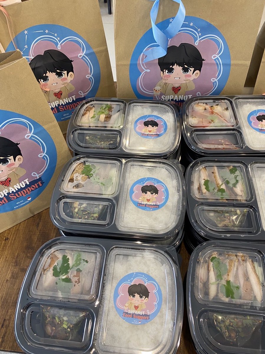 sunbear0701's tweet photo. Sent 65 boxes of meal for the Phomkubphee team💗
🍱 17boxes "Chicken Thai curry"
🍱 16boxes "Chicken spicy pepper sauce"
🍱 16boxes "Mixed fried egg spicy salad"
🍱 16boxes "Shrimp stir fried with chilli and salt"
#supanut
#SPNFoodSupport https://t.co/sM6hJrNRj1