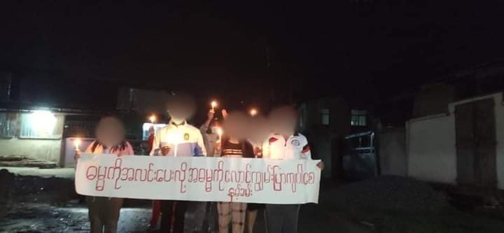 AlexMyanmar13's tweet photo. Night strike in Namkham,Northern Shan State marched tonight by lighting candles and protesting peacefully against the dictatorship.
#WhatsHappeningInMyanmar #Oct21Coup #CandleStrike https://t.co/nWs3HBaT51