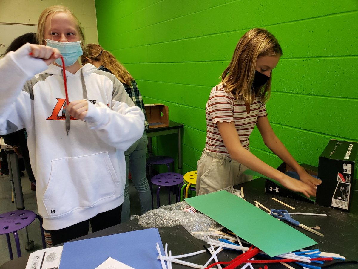 cougarslibrary's tweet image. 8th grade Ss with @Ajaff1 are planning, designing &amp;amp; creating interactive museum displays of the American Revolution @CatonsvilleMS #cmsmakes #bcpslms