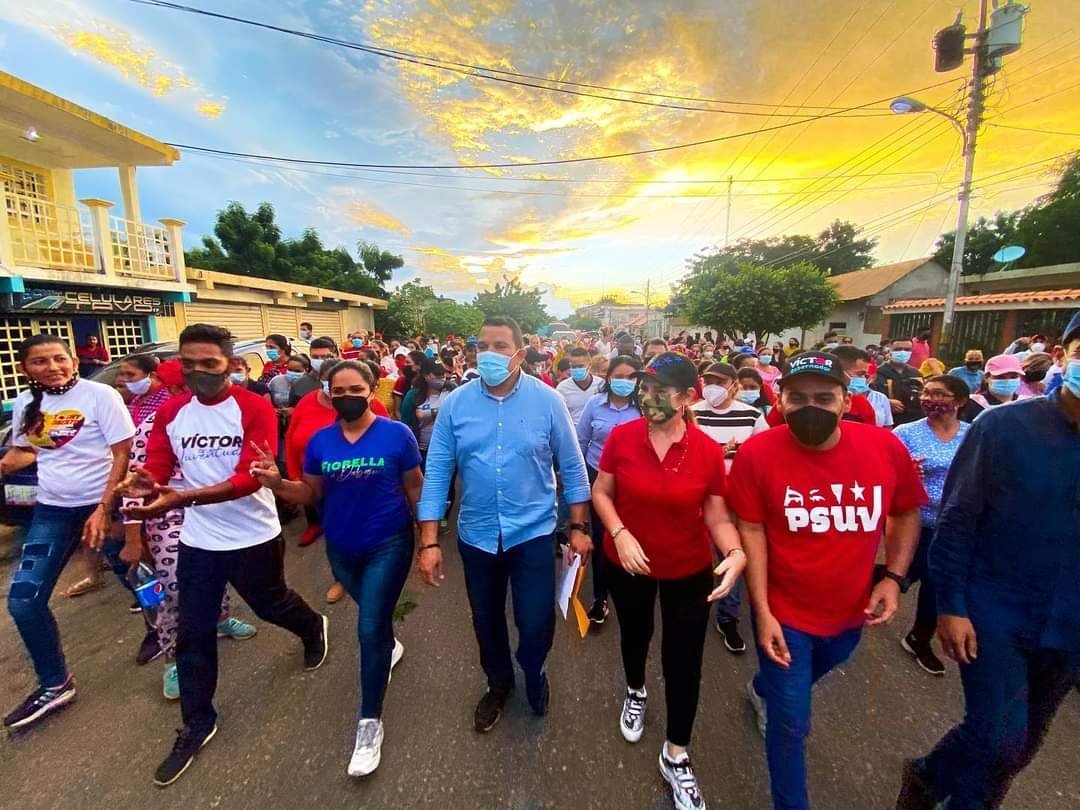PartidoPSUV's tweet image. #FALCÓN 💛💙❤️

Tremenda caminata casa por casa en Dabajuro con nuestras lideresas de calle, trabajando junto a Fiorella Leal y Tachy Oberto en el contacto directo con nuestra gente ¡Avanzando hacia la gran victoria del #21Nov!

#VíctorClark 
#DabajuroTieneConQué