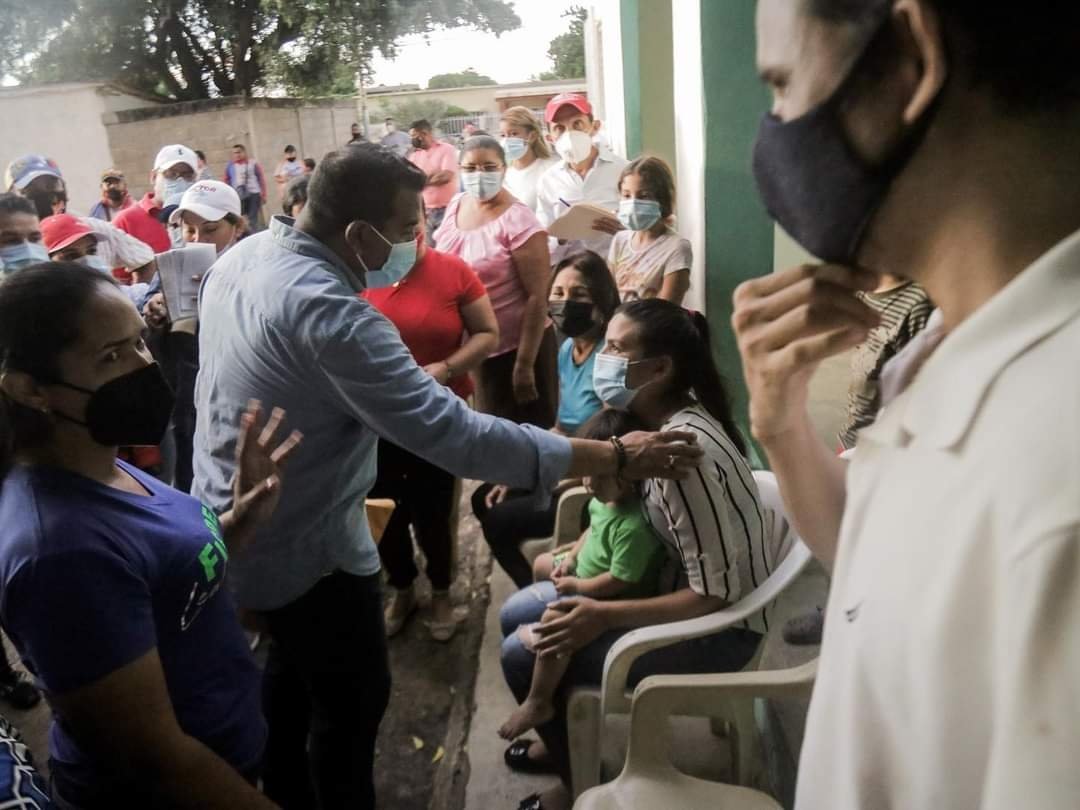 PartidoPSUV's tweet image. #FALCÓN 💛💙❤️

Tremenda caminata casa por casa en Dabajuro con nuestras lideresas de calle, trabajando junto a Fiorella Leal y Tachy Oberto en el contacto directo con nuestra gente ¡Avanzando hacia la gran victoria del #21Nov!

#VíctorClark 
#DabajuroTieneConQué