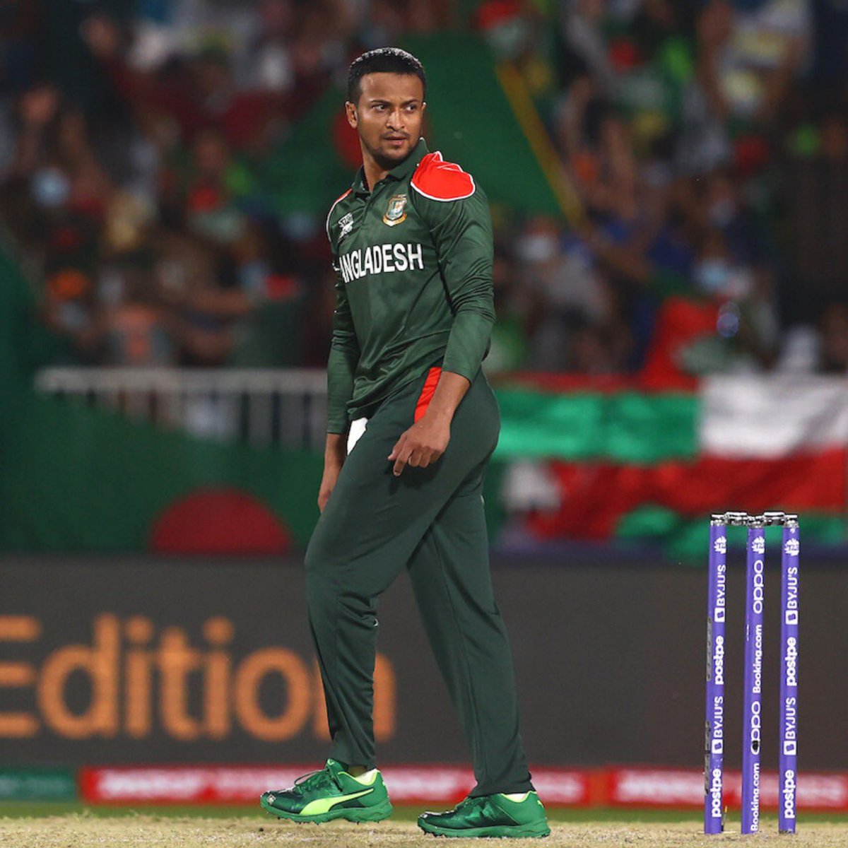 KKRiders's tweet image. দুর্ধর্ষ পারফরমেন্স! 🤯

4️⃣-0️⃣-9️⃣-4️⃣ with the ball, 
4️⃣6️⃣ runs with the bat!

🔥 @Sah75official is now the HIGHEST WICKET TAKER in #T20WorldCup history, and Bangladesh are into the Super 12
 
📸- ICC 

#BANvPNG #Cricket