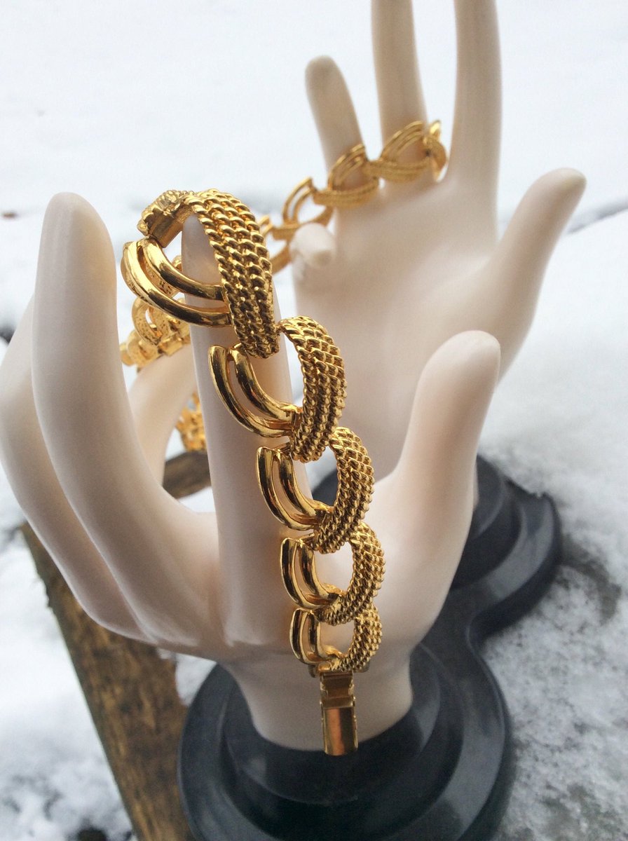 GothicGlass's tweet photo. Excited to share the latest addition to my #etsy #etsycanada #etsyjewelry shop: #Vintage #Napier #napierDesign #napierNecklace #jewelrySALE #ChunkyNecklace #CrowVanity #Jewelrysale #FreeShipping #freeshippingsale #hollywoodregency #frenchprovincial https://t.co/2IQdc1i86P https://t.co/VcQ65EjzCH