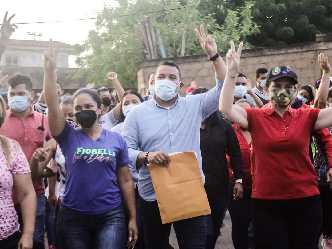 PartidoPSUV's tweet image. #FALCÓN 💛💙❤️

Tremenda caminata casa por casa en Dabajuro con nuestras lideresas de calle, trabajando junto a Fiorella Leal y Tachy Oberto en el contacto directo con nuestra gente ¡Avanzando hacia la gran victoria del #21Nov!

#VíctorClark 
#DabajuroTieneConQué