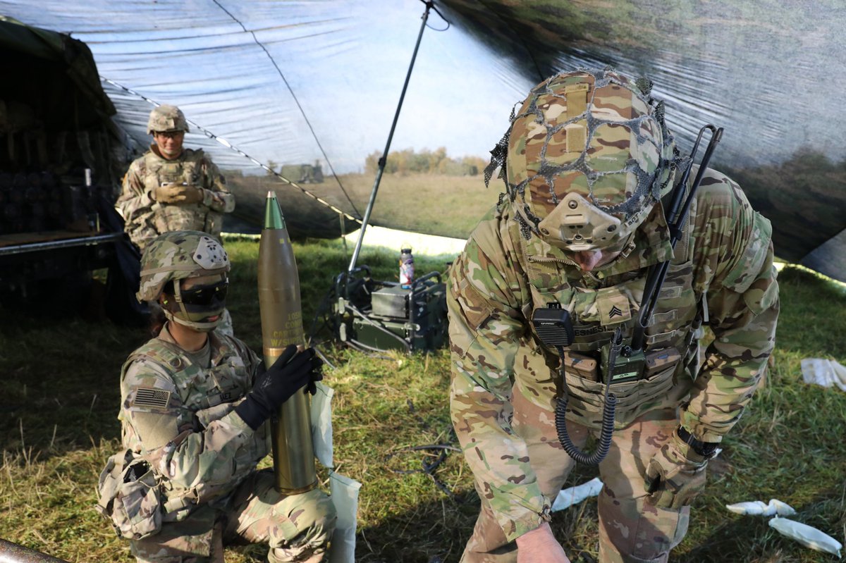 7thATC's tweet photo. Artillery professionals from @41stFAB, @2dCavalryRegt and @HohenfelsJMRC's Vampire Team worked together to certify their artillery brethren in @4_319AFAR, @173rdAbnBde on their Table XVIII bn live fires during #bayonetReady 22. #KingoftheHeard! #StrongerTogether #traintow https://t.co/kTTD8Shagw