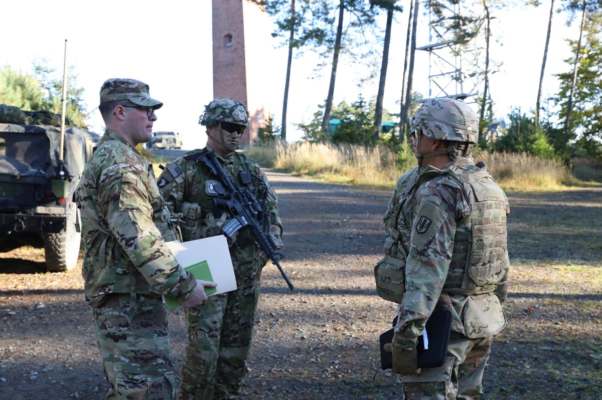 7thATC's tweet photo. Artillery professionals from @41stFAB, @2dCavalryRegt and @HohenfelsJMRC's Vampire Team worked together to certify their artillery brethren in @4_319AFAR, @173rdAbnBde on their Table XVIII bn live fires during #bayonetReady 22. #KingoftheHeard! #StrongerTogether #traintow https://t.co/kTTD8Shagw