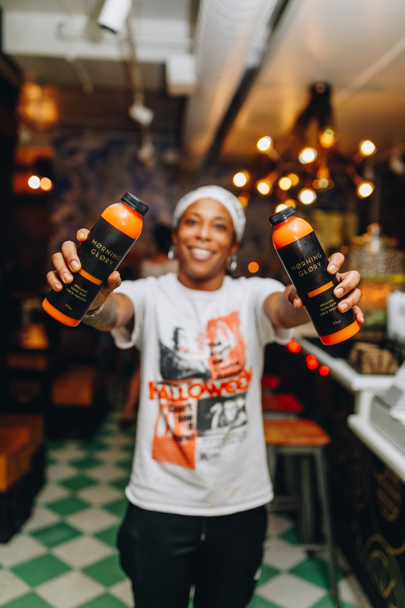 Serving up smiles (smizes?) and fresh-pressed delicious nutrients today and everyday -- it's what we do 🥰 🍋 🥕  raleighraw.com/cafe