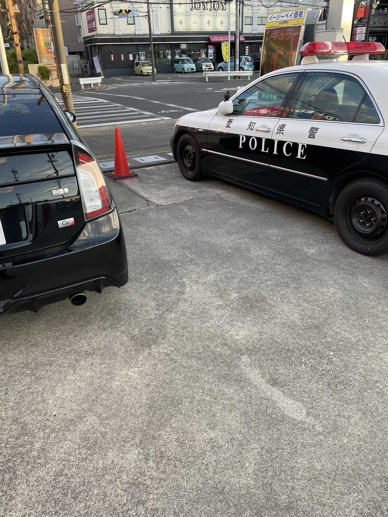 ゆきだるまん 夕方 ミラー当て逃げされて10分くらい追いかけて向こうが逃げ切れんのわかったんかガソスタ入ったけん急いで警察呼んで物損で処理 60歳以上でクレーン車運転してアホみたいな言い訳したけん警察官にめっちゃ怒られてたわ 笑 はぁ