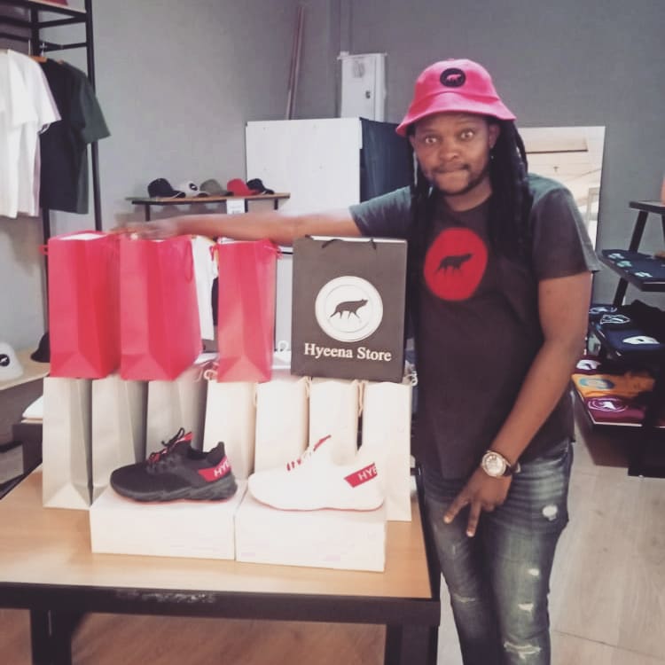 Hyeena_Clothing's tweet photo. It's Delivery time!!!!
Get Hyeena Sneakers
For R999 & get free T-shirt
We deliver nationwide for just R99
Orders whatsapp 0786660084
#DeMthudaTheLandlord #MeInPerson #grade11 #JeffRadebe #Hustle https://t.co/hRtBmQI6BK