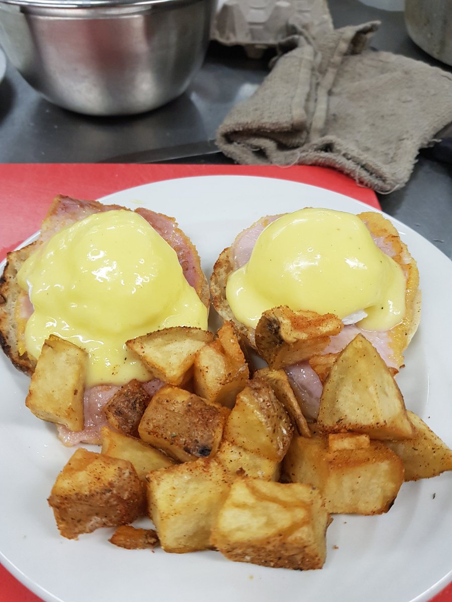 Eggs Benedict today. #thelakerway #TLDSBlearns #StartMeUp #mothersauce #peameal
