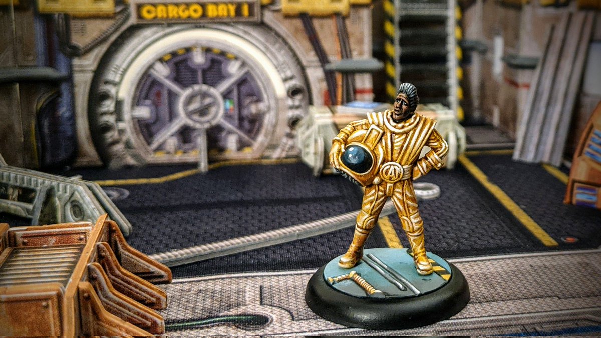 Yeooooooow! This is mine, that's mine... All this .. mine! The Cat has had a hard day marking his territory but now he's donned his snazzy space suit and is about to boldly go where no feline has gone before. 

#reddwarf #miniatures #dimensionjump #tabletop #painting