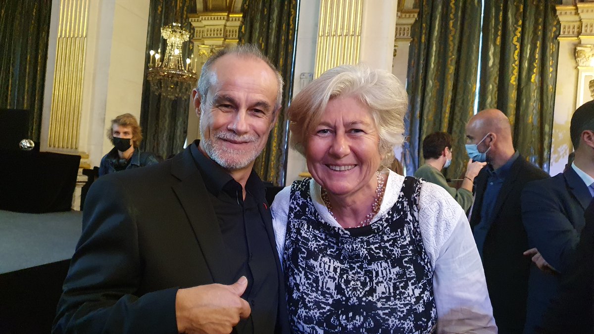 M_Louradour's tweet photo. Un grand bravo à @CarlosMorenoFr pour le prix #ObelAward 2021 qui récompense ses réflexions substantielles sur la ville de demain, la proximité heureuse et la ville reconnectée avec le vivant et la #nature. "Penser global, agir local " https://t.co/JgnXeNxJxu