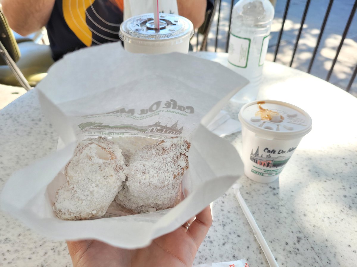 lizardbrain__'s tweet image. realizing beignets are just french gaby mini donas