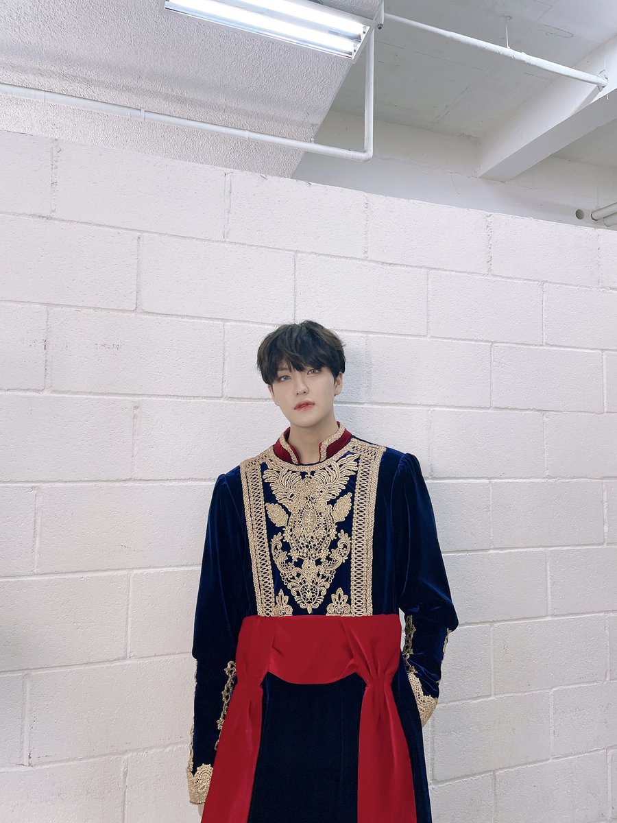 TheKingDom_GF's tweet photo. [LOUIS👑]

내일 컴백이니깐 후회없이 부시고 오겠습니다☺️

#KINGDOM #킹덤 #LOUIS #루이 https://t.co/Bp2gVvCnoY