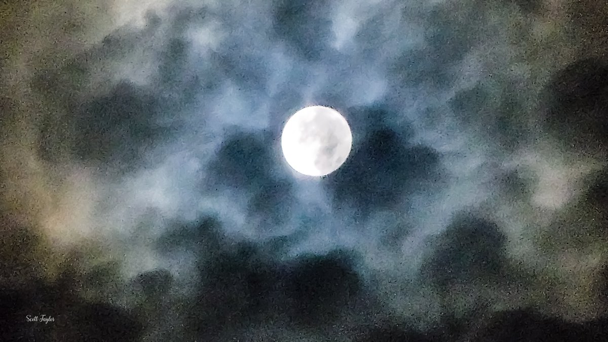 Grallon's tweet image. The Hunters Moon 
#Moon #HuntersMoon #lunar #utah #ut #utwx @ThePhotoHour @StormHour @NatGeoTravel @magnautah @UtahIsAwesome @pbsutah @NASA @MagnaChamber @fox13 @abc4utah @KUTV2News @KSL5TV @NASAMoon