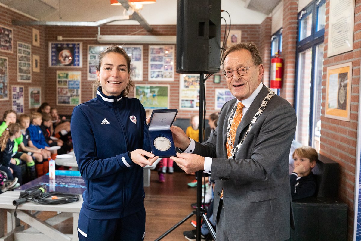 <a href="/Evadegoede/">Eva de Goede</a> krijgt erepenning ereburger gemeente Zeist hoofdklassehockey.nl/nieuws/eva-de-…