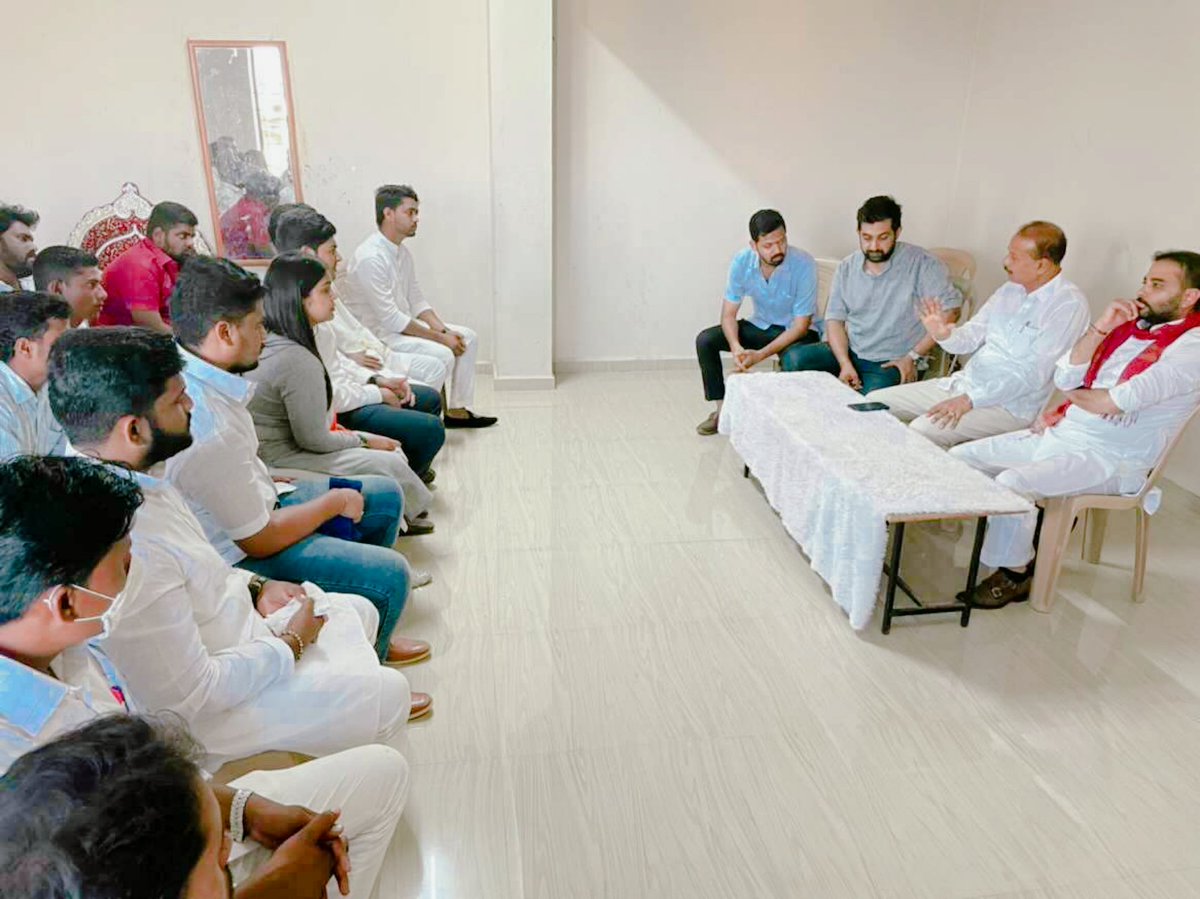 HRDeepikaReddy1's tweet photo. @INCIndia ಕಾರ್ಯದರ್ಶಿ @RaminderAwla ಅವರ ನೇತೃತ್ವದಲ್ಲಿ , ಸಿಂದಗಿ ಉಪಚುನಾವಣೆ ಅಭ್ಯರ್ಥಿ #ಅಶೊಕ್_ಮನಗೂಳಿ ಅವರ ಪರ ಪ್ರಚಾರಕ್ಕೆ ನೇಮಕವಾದ ಯುವ ಕಾಂಗ್ರೆಸ್ ಉಸ್ತುವಾರಿಗಳ ಸಭೆ. 
ಸಭೆಯಲ್ಲಿ @IYCKarnatakaಕಾರ್ಯಾಧ್ಯಕ್ಷರಾದ ಧ್ರುವನಾರಾಯಣ ಅವರು,@IYCKarnataka ಅಧ್ಯಕ್ಷರಾದ @RakshaRamaiah ,GS - @MerrillRego

@RahulGandhi https://t.co/vHMnV24TnK