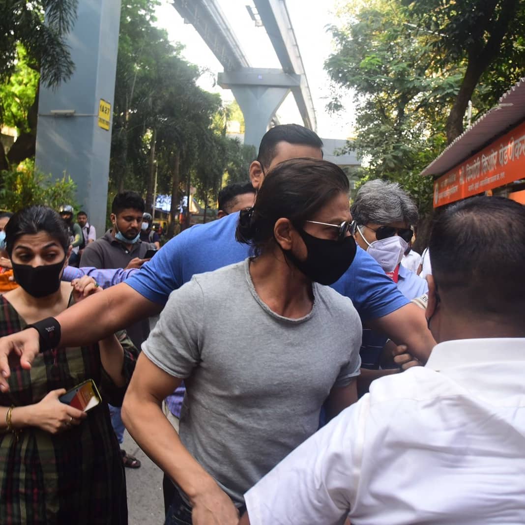Affantweetts's tweet photo. When nothing can broke you 

You became more powerful

WE STAND WITH SHAH RUKH KHAN

#IStandWithSRK https://t.co/Bxfkj30OU5