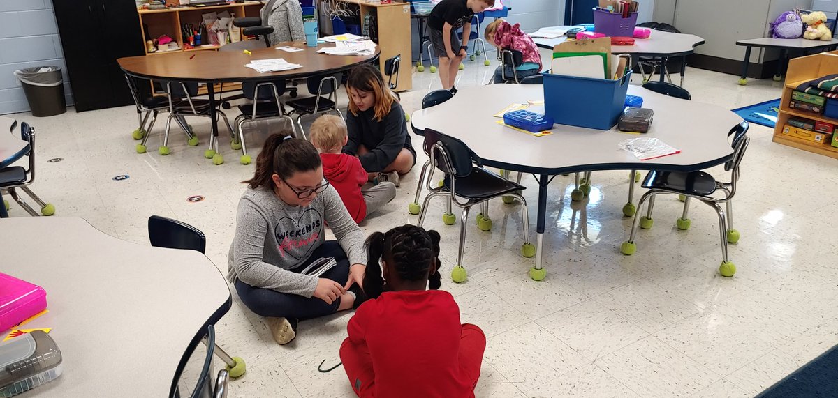 JBESPrincipal's tweet image. 4th graders and K learning to tie shoes. 4th graders wrote down steps and directions, now assisting students. #BEARific B4