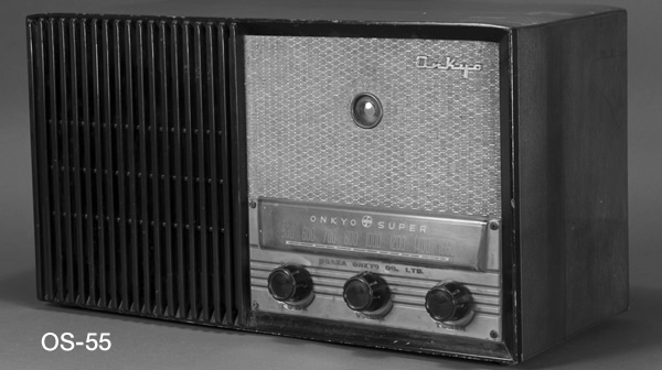 Auch bei Transistorradios schuf Onkyo großartigen Klang ohne Kompromisse. Entgegen der üblichen Norm, 12-16 cm lange Lautsprechermembranen zu verwenden, baute Onkyo in den OS-55 eine 20 cm-Membran ein. Das Gerät war ein Hit bei Musikliebhabern. #throwbackthursday