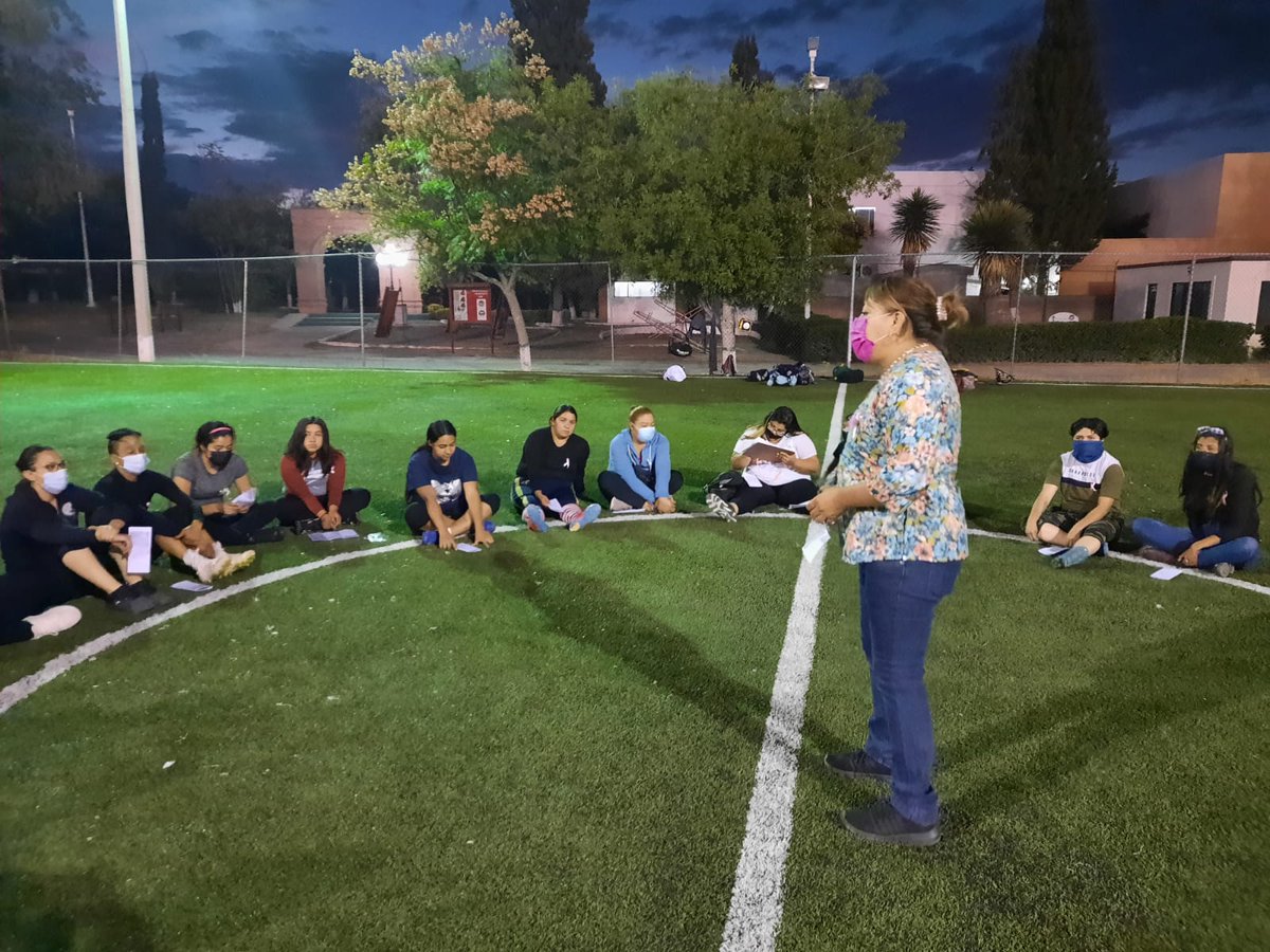 Dentro de nuestra campaña de sensibilización del #CáncerDeMama, impartimos la plática“Prevención y Detección Oportuna de Cáncer de mama”a la Liga Femenil de Fútbol Americano Equipado.Agradecemos la invitación de Mónica Dávila García,Presidenta de Liffae Coahuila.#TodosPorSaltillo
