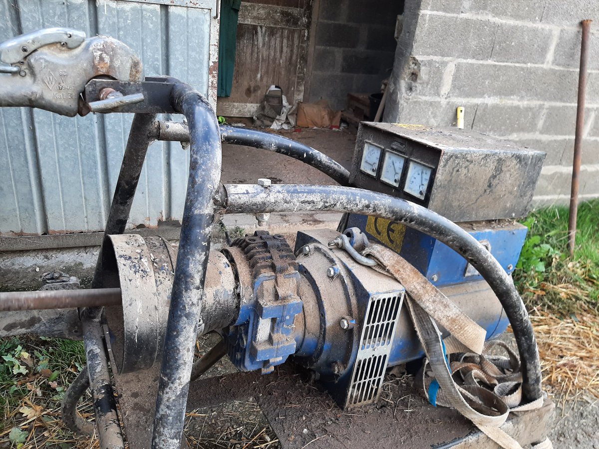 La tempête #Aurore ne fait pas exception 
Il faut toujours prévoir #AuCasOù 😉
Ginette assure l'approvisionnement électrique de la ferme depuis très tôt ce matin 
Espérons que la prochaine traite sera avec le réseau 🙏
#CeuxQuiFontLeLait 
#JusteEtVendeen 
#FrAgTw