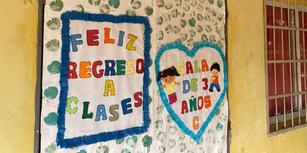 WFP_es's tweet photo. Ante el próximo regreso a las clases presenciales en #Venezuela, nuestro ingeniero, Carlos Prats, viajó al Estado Falcón.

Visitó varias escuelas para discutir con su personal las mejores formas de garantizar la preparación y el suministro de #ComidasEscolares. https://t.co/doZFqJqD5d
