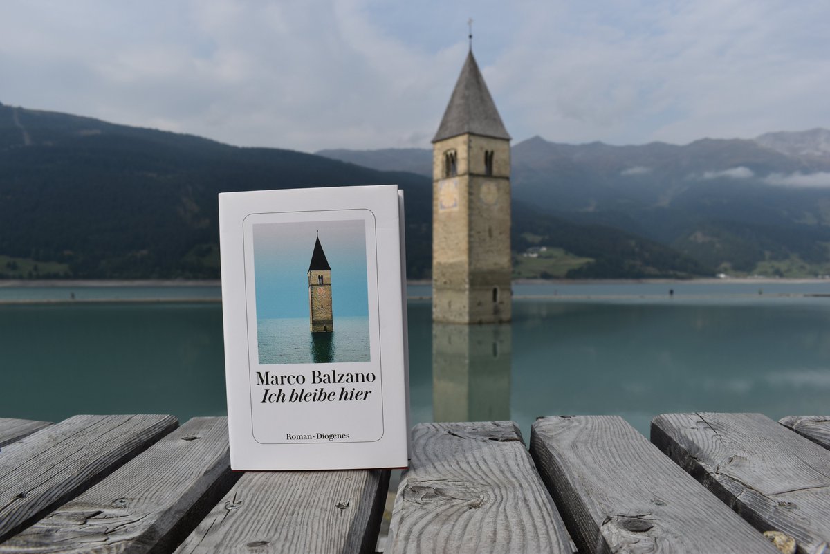 "Als wären unter dem Wasser nicht die Wurzeln der alten Lärchen, die Fundamente unserer Häuser, der Platz, auf dem wir uns versammelten."
Rezension zum intensiven und bedrückenden Roman "Ich bleibe hier" | Marco Balzano (Ü: Maja Pflug) <a href="/diogenesverlag/">Diogenes Verlag</a> 
nannisraeuberleben.de/2021/10/ich-bl…