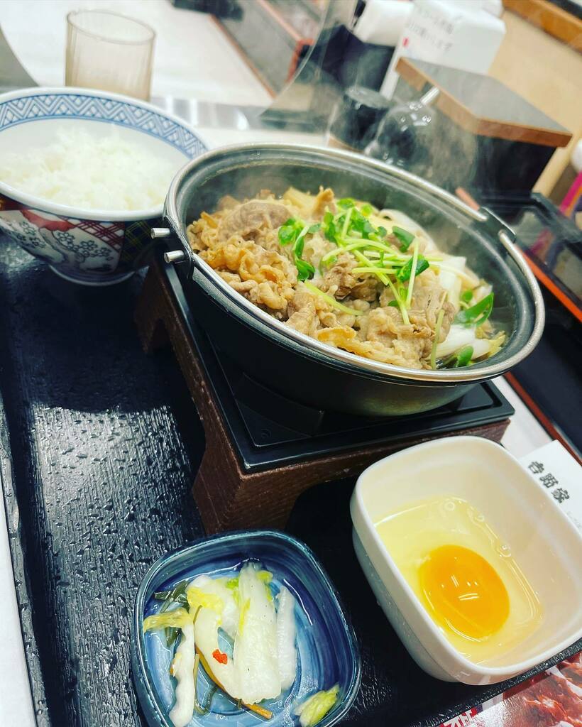 more_more3's tweet photo. #ランチ は #吉野家 以外と思っていたけど、ここ行きたいと思うところなくて #牛鍋御膳 開始した吉野家でした。
#溶き卵 をつける #牛肉 が好き！ https://t.co/pJqwNKrYSi https://t.co/g7TcpgWgSO