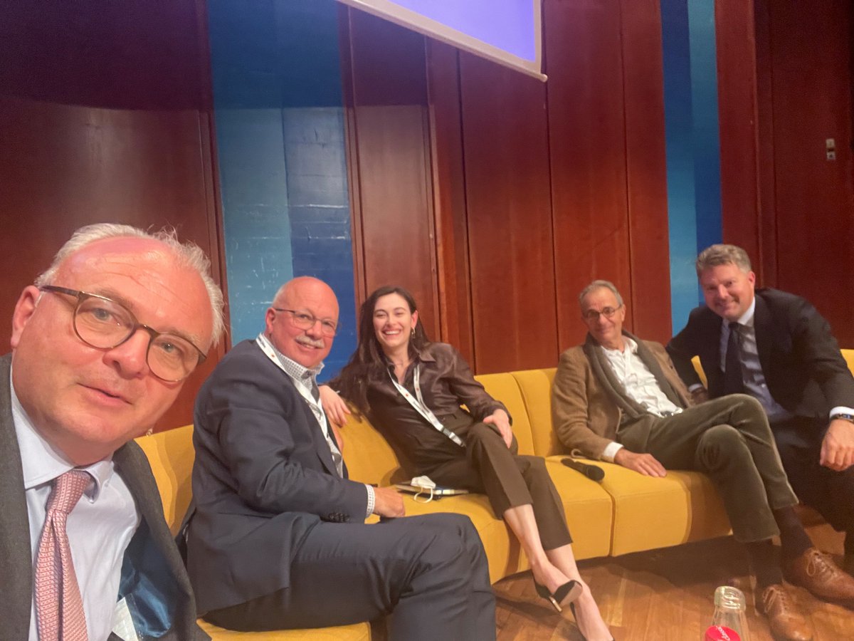 Bei bester Laune haben mit mir Konrad Hummler, Sanija Ameti, Tim Guldimann und Andreas Schwab hart, aber fair über das gebodigte Rahmenabkommen am #BBF21 diskutiert: Der Diskurs, was die Schweiz (sein) will, muss jetzt geführt werden, und zwar in der Schweiz und nicht in der EU.