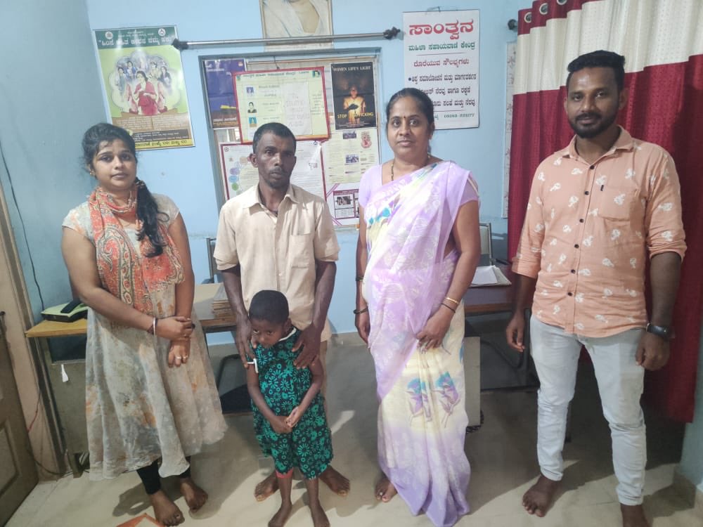 yhpfi's tweet photo. ಶಿವಮೊಗ್ಗ ಜಿಲ್ಲೆಯ ಸಾಗರದ SN ನಗರದಲ್ಲಿರುವ ಕುಂಬ್ಳಿಗುಪ್ಪ ಕೆರೆಯಲ್ಲಿ ಆಕಸ್ಮಿಕವಾಗಿ ಬಿದ್ದು ಮುಳುಗುತ್ತಿದ್ದ 4ರ ಹರೆಯದ ಶ್ರೀ ಎಂಬ ಕಂದಮ್ಮಳನ್ನು ಪಾಪ್ಯುಲರ್ ಫ್ರಂಟ್ ಕಾರ್ಯಕರ್ತ ಮುಹಮ್ಮದ್ ವಸೀಂ ರಕ್ಷಿಸಿ ಸಾಂತ್ವನ ಕೇಂದ್ರಕ್ಕೆ ದಾಖಲಿಸಿದರು. ತನ್ನ ಸಮಯ ಪ್ರಜ್ಞೆಯಿಂದ ಬಾಲಕಿಯನ್ನು ರಕ್ಷಿಸಿದ ವಸೀಂ ಅವರಿಗೆ ಮನದಾಳದ ಅಭಿನಂದನೆಗಳು. https://t.co/qXPS8ExnJi