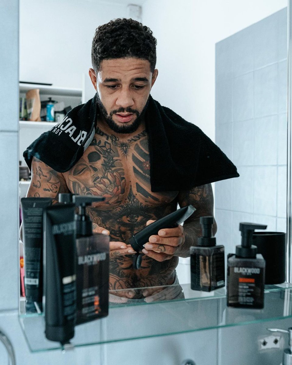 Blackwoodformen's tweet image. Cleanse, Restore &amp;amp; Protect your skin naturally, all at once ✨ That's the power of our signature #BotanicalBoosts 💪🏾🌿 as @bellatormma stud @saulrogers can attest 👊🏾
#CleanseRestoreProtect 💦🛠🛡
📷: @saulrogers