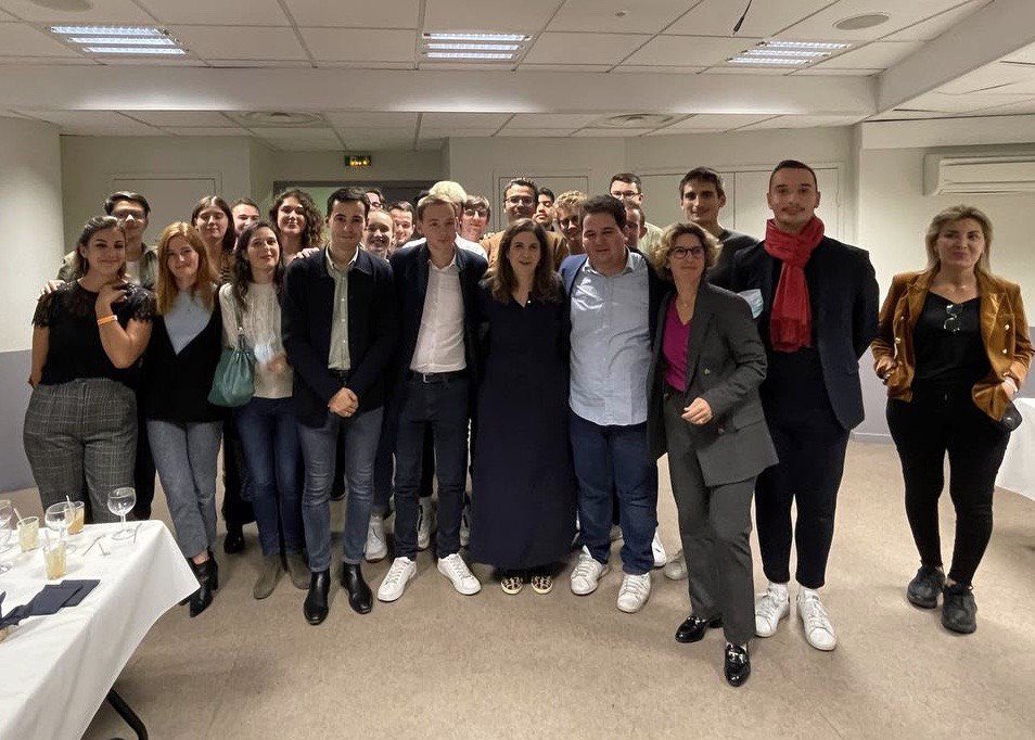 Renaissance_69's tweet photo. Quel plaisir😄pour tous les marcheurs de la Métropole d’accueillir @mguevenoux Déléguée Générale Adjointe d’@enmarchefr
Reçue par la Référente @SarahPeillon, elle a rappelé la force de notre engagement au service des Français &amp; échangé avec les nombreux participants🙌
#5ansdeplus https://t.co/DfE8K1Jji7