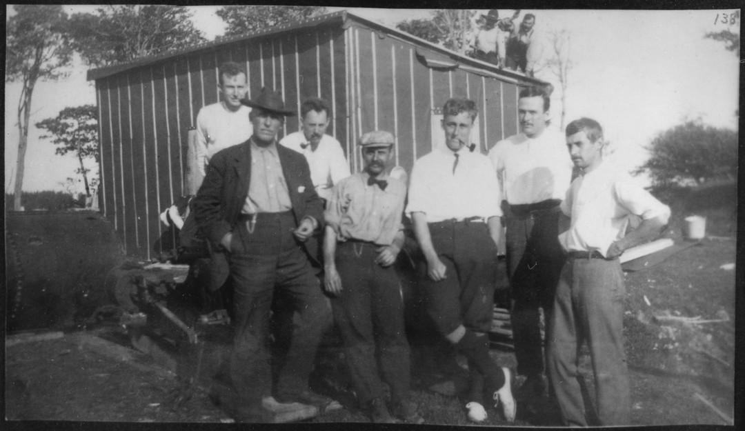 jcvergarablog's tweet photo. Franklin D. Roosevelt posando con inversionistas y trabajadores en Oak Island, en el lugar del mítico poso de dinero.

#historia #historico #fotoshistoricas https://t.co/CM5CMaSszk