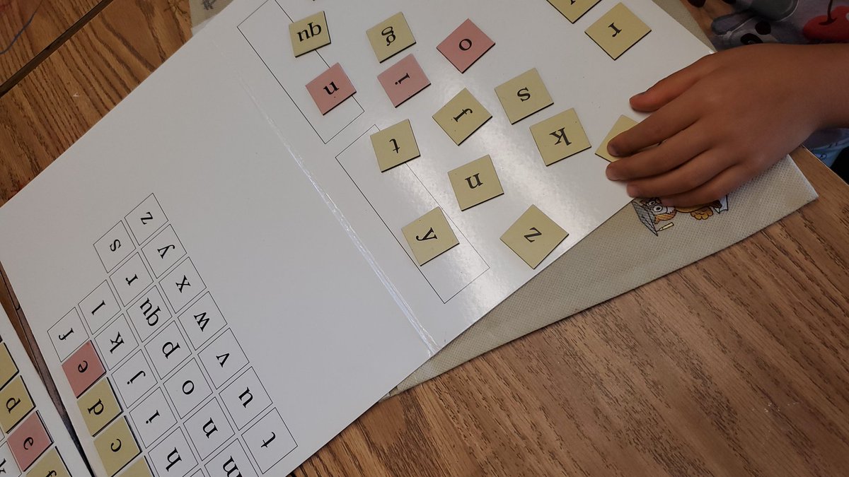 1HFirstGrade's tweet photo. Today we learning to use our magnetic boards in Fundations. S.L. https://t.co/izkglnjA7r
