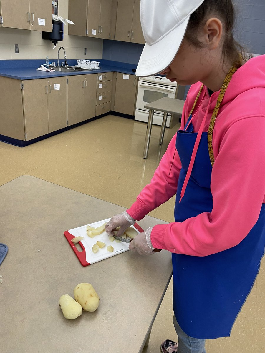 PHSelectricway's tweet photo. Philo High School students cooking it up for The Electric Way! @MrMose_PHS @TroyDawson4  #cooking #electricway #newskills https://t.co/fvtVWn6aZG