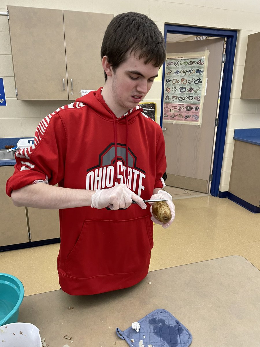 PHSelectricway's tweet photo. Philo High School students cooking it up for The Electric Way! @MrMose_PHS @TroyDawson4  #cooking #electricway #newskills https://t.co/fvtVWn6aZG