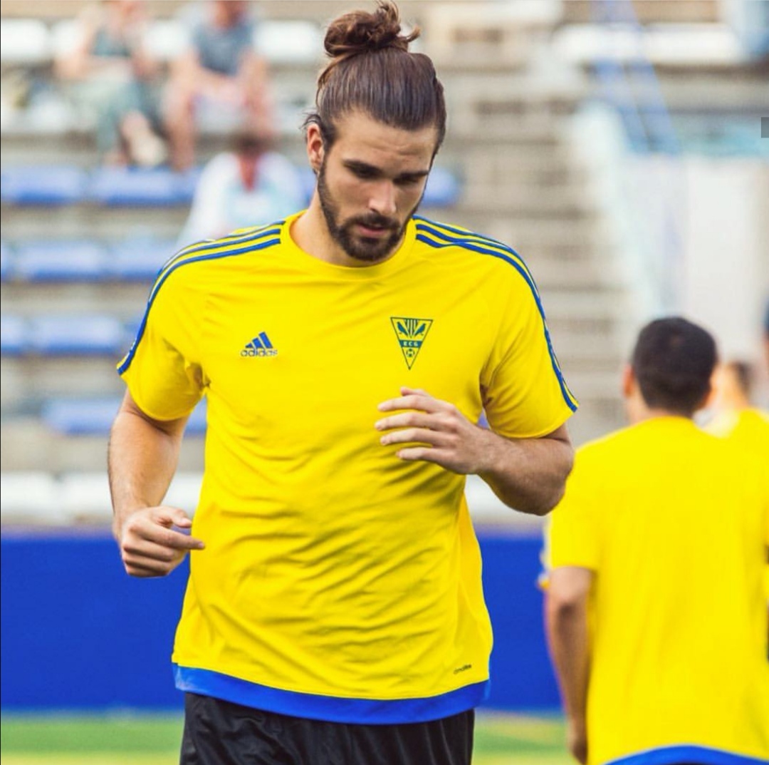 Oficial▶️ Incorporació #PrimerEquip🔽

⚽️No li cal massa presentació perquè torna a casa 🏟️☺️ <a href="/Victor_db4/">Victor Diaz Barrera</a> s'incorpora al primer equip sota les ordres de <a href="/JoseSolivelles/">Jose Solivelles</a> . Central corpulent i un mur en defensa🙌

Ben tornat <a href="/Victor_db4/">Victor Diaz Barrera</a> 💪⚪️🔵 #futbolcat