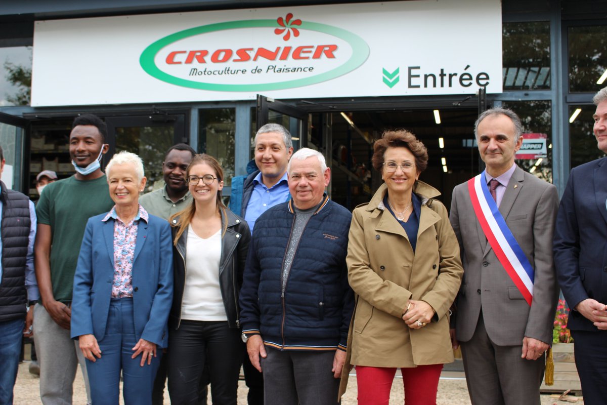 EPYvelines's tweet photo. Hier, Clarisse Demont, conseillère départementale du canton de Rambouillet a accueilli la ministre déléguée à l’Insertion @KlinkertBrigitt pour visiter l’entreprise Crosnier à #Bonnelles. 
L’occasion de valoriser les initiatives en termes d'apprentissage et d'insertion. https://t.co/qsLnZwqnsu